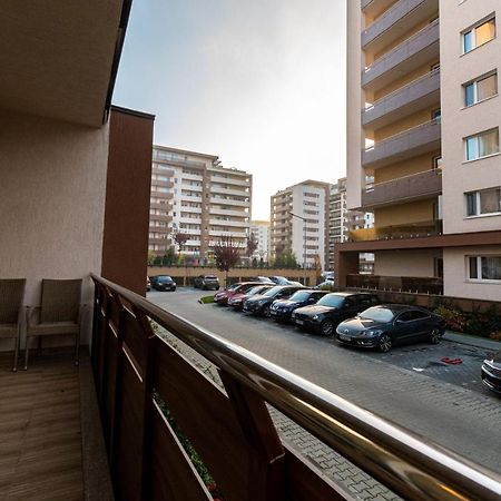Yan Apartment - Near Mall & Free Private Parking Brassó Kültér fotó