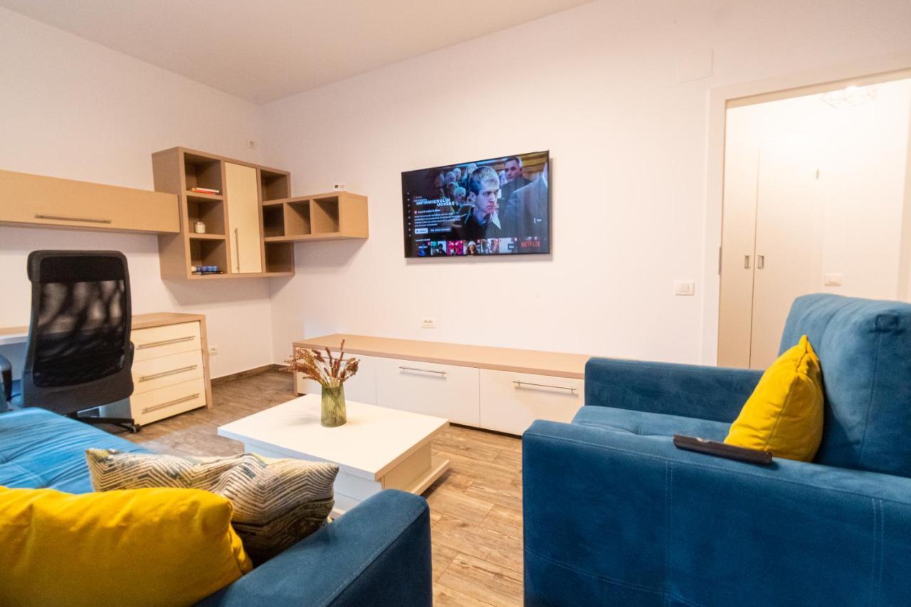 Yan Apartment - Near Mall & Free Private Parking Brassó Kültér fotó