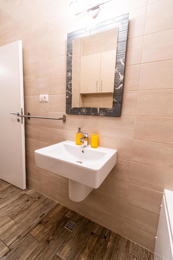 Yan Apartment - Near Mall & Free Private Parking Brassó Kültér fotó