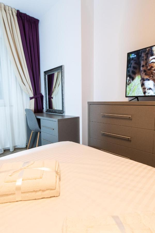 Yan Apartment - Near Mall & Free Private Parking Brassó Kültér fotó