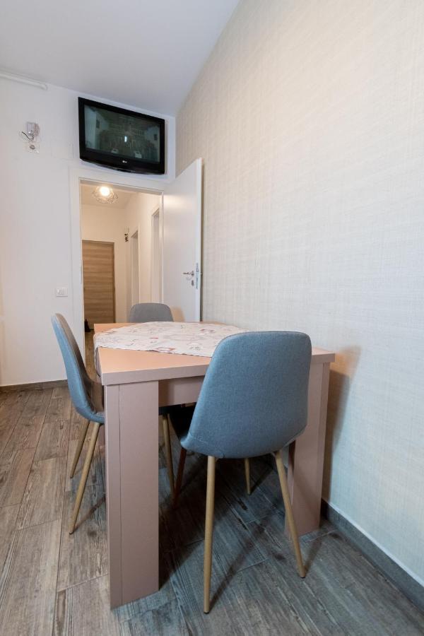 Yan Apartment - Near Mall & Free Private Parking Brassó Kültér fotó