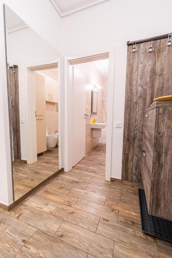 Yan Apartment - Near Mall & Free Private Parking Brassó Kültér fotó