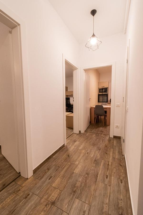 Yan Apartment - Near Mall & Free Private Parking Brassó Kültér fotó