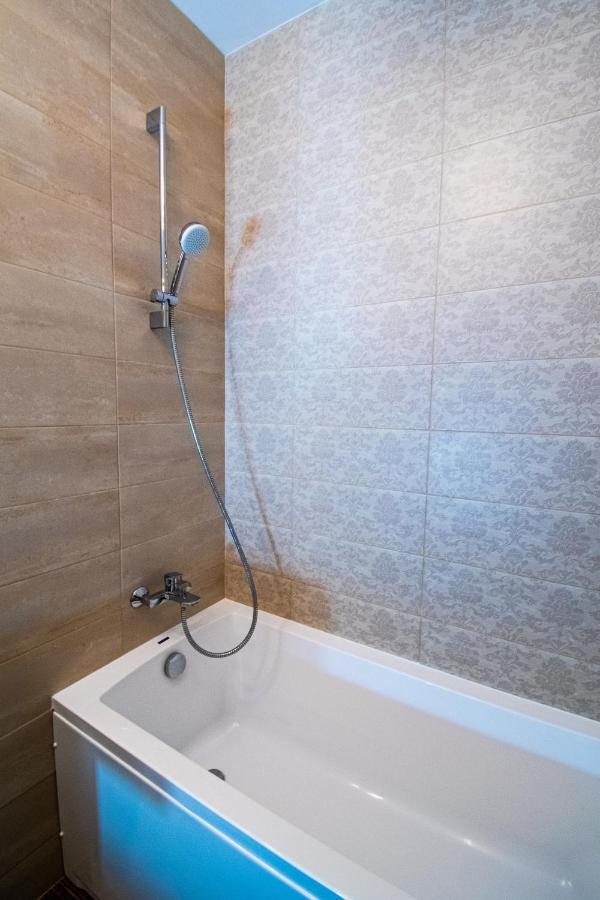 Yan Apartment - Near Mall & Free Private Parking Brassó Kültér fotó