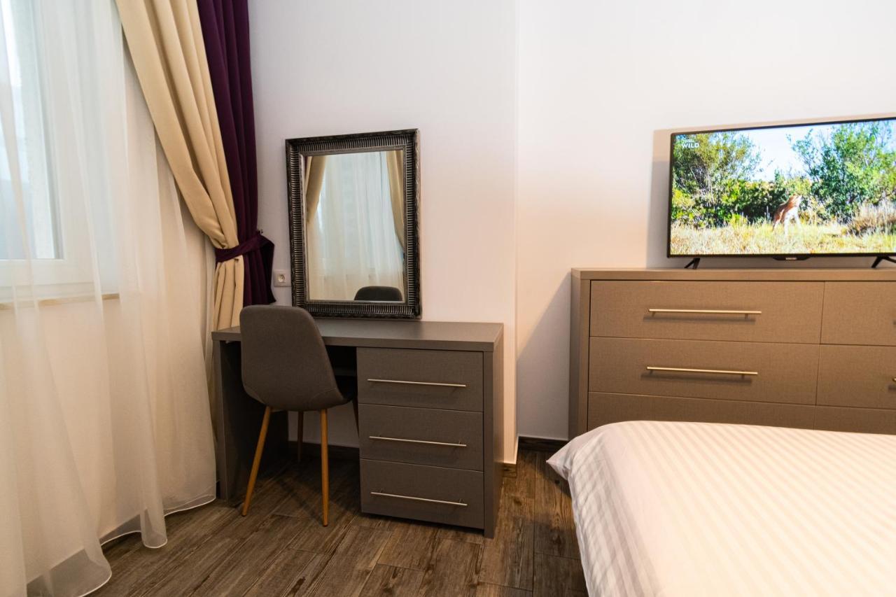 Yan Apartment - Near Mall & Free Private Parking Brassó Kültér fotó