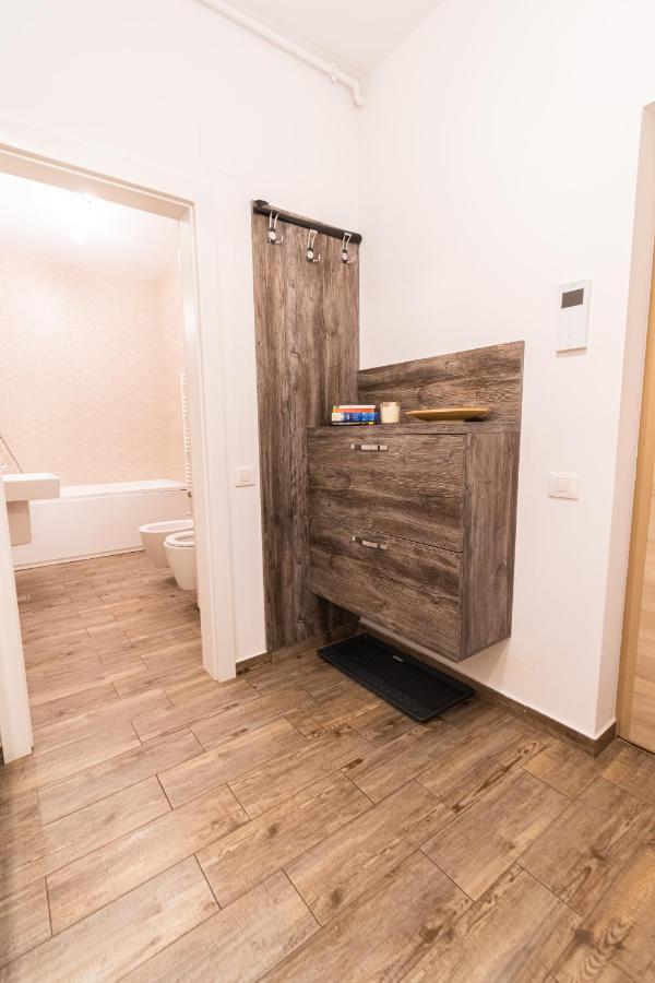 Yan Apartment - Near Mall & Free Private Parking Brassó Kültér fotó