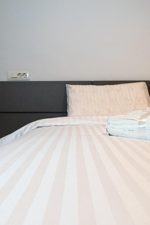 Yan Apartment - Near Mall & Free Private Parking Brassó Kültér fotó